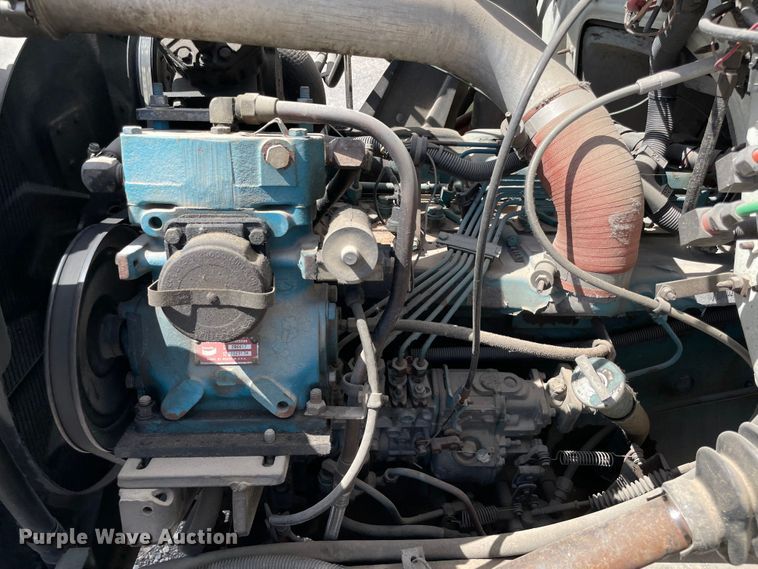 image for item MR9367 1992 International 4900  winch truck