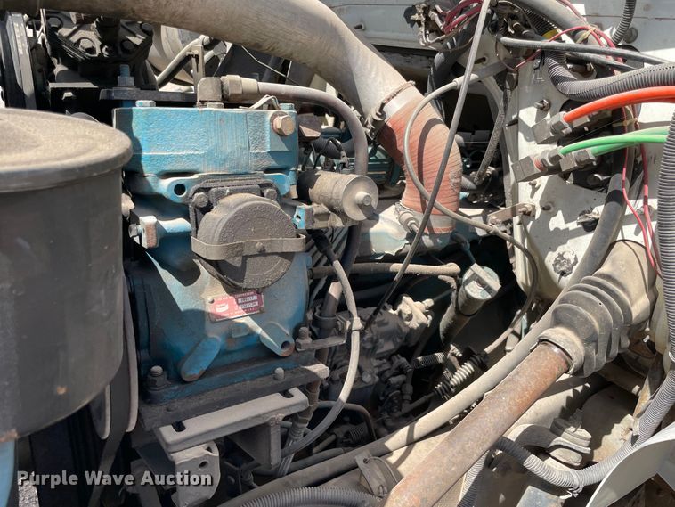 image for item MR9367 1992 International 4900  winch truck