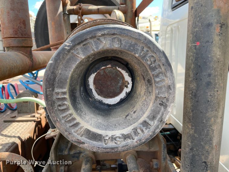 image for item MR9367 1992 International 4900  winch truck