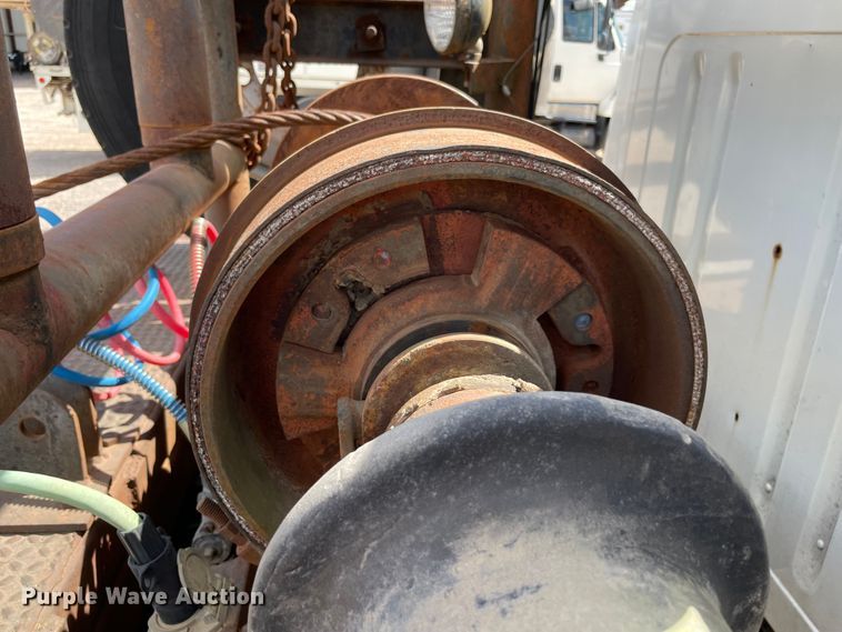 image for item MR9367 1992 International 4900  winch truck