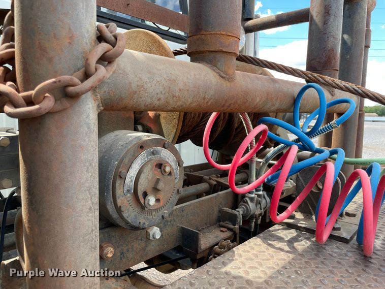 image for item MR9367 1992 International 4900  winch truck