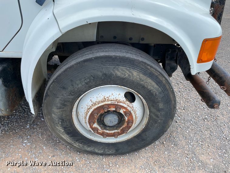 image for item MR9367 1992 International 4900  winch truck