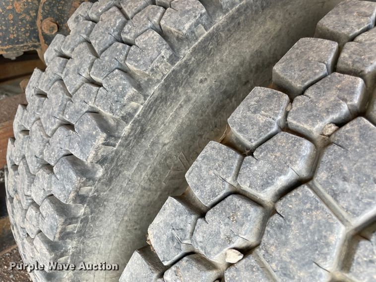 image for item MR9367 1992 International 4900  winch truck