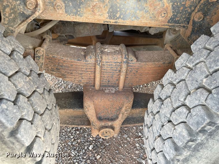 image for item MR9367 1992 International 4900  winch truck