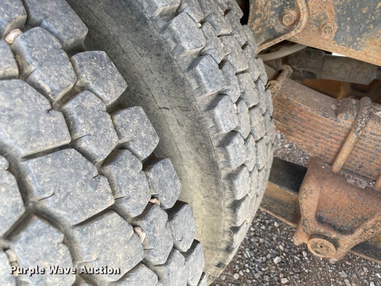 image for item MR9367 1992 International 4900  winch truck