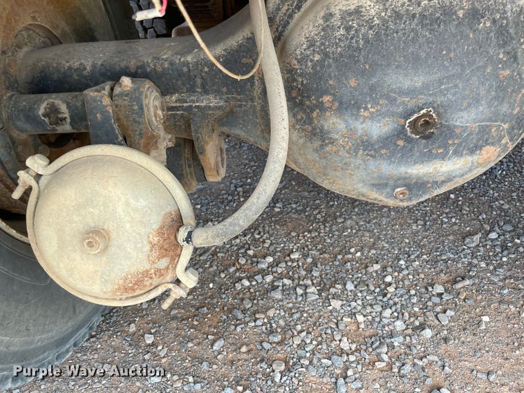 image for item MR9367 1992 International 4900  winch truck