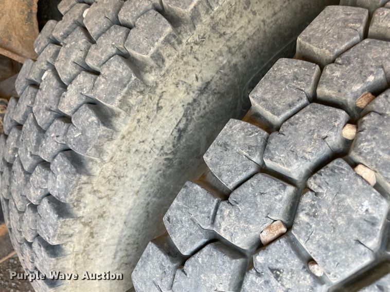 image for item MR9367 1992 International 4900  winch truck