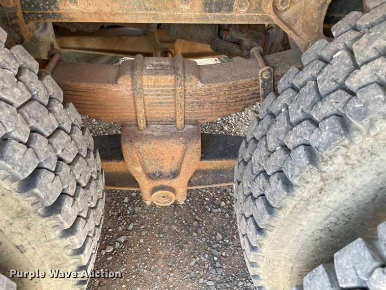 image for item MR9367 1992 International 4900  winch truck