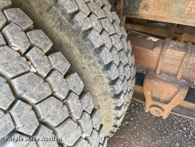 image for item MR9367 1992 International 4900  winch truck