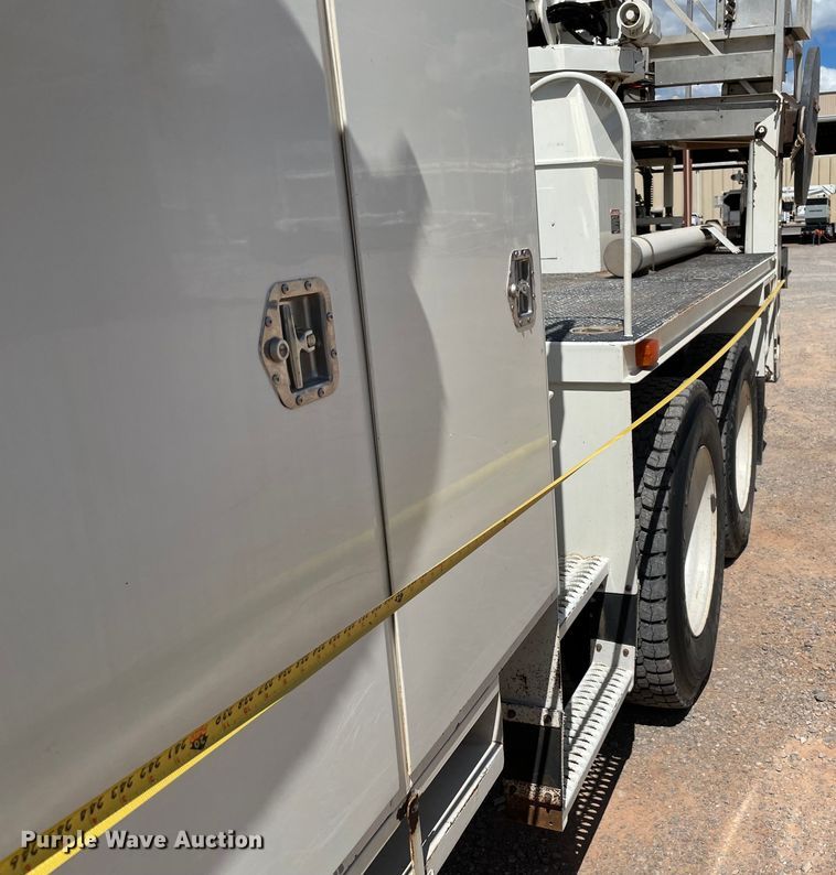 image for item MR9368 2009 International WorkStar 7500  bucket truck