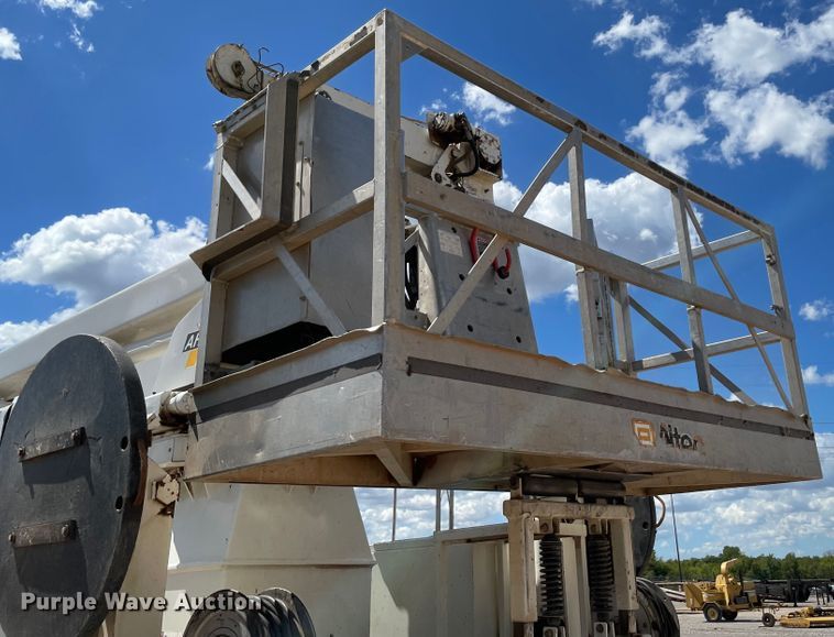 image for item MR9368 2009 International WorkStar 7500  bucket truck