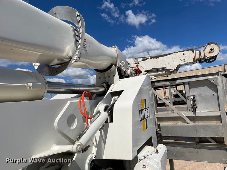 image for item MR9368 2009 International WorkStar 7500  bucket truck