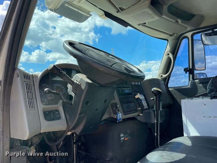 image for item MR9368 2009 International WorkStar 7500  bucket truck