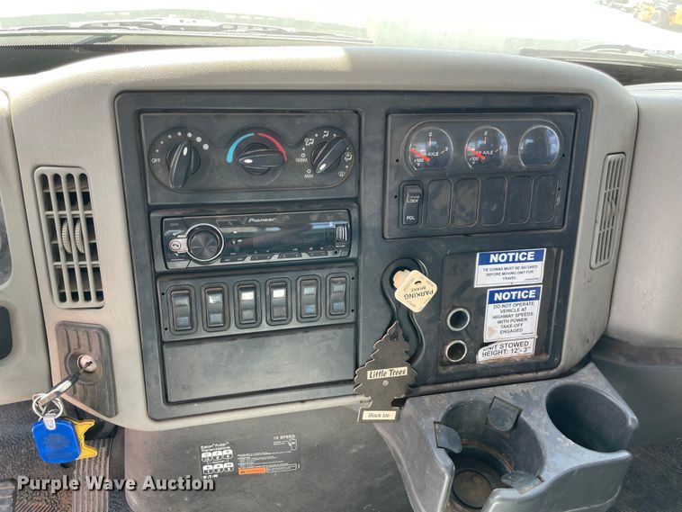 image for item MR9368 2009 International WorkStar 7500  bucket truck