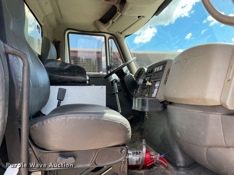 image for item MR9368 2009 International WorkStar 7500  bucket truck