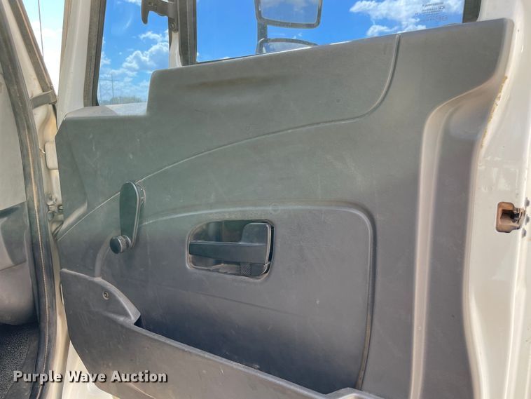 image for item MR9368 2009 International WorkStar 7500  bucket truck