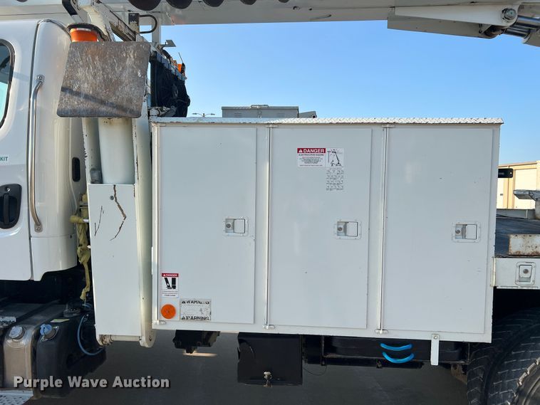 image for item MR9882 2016 Freightliner Business Class M2  digger derrick truck