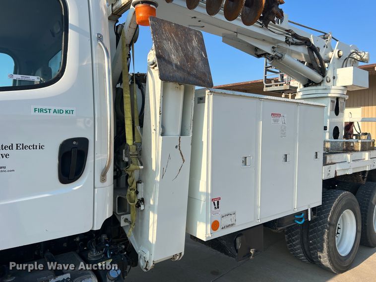 image for item MR9882 2016 Freightliner Business Class M2  digger derrick truck