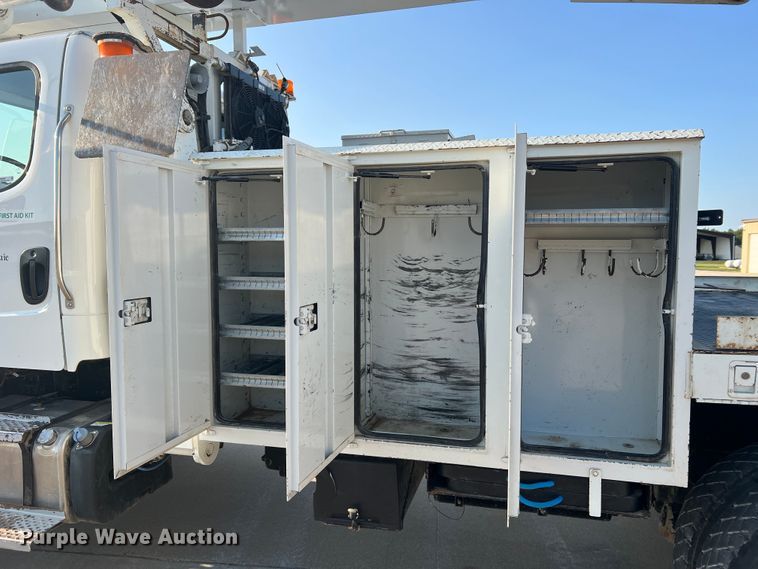 image for item MR9882 2016 Freightliner Business Class M2  digger derrick truck