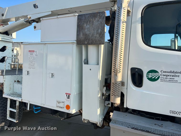 image for item MR9882 2016 Freightliner Business Class M2  digger derrick truck