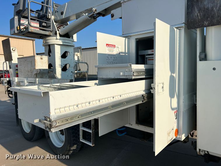 image for item MR9882 2016 Freightliner Business Class M2  digger derrick truck