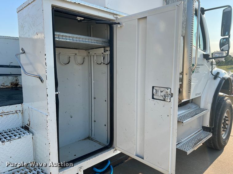 image for item MR9882 2016 Freightliner Business Class M2  digger derrick truck