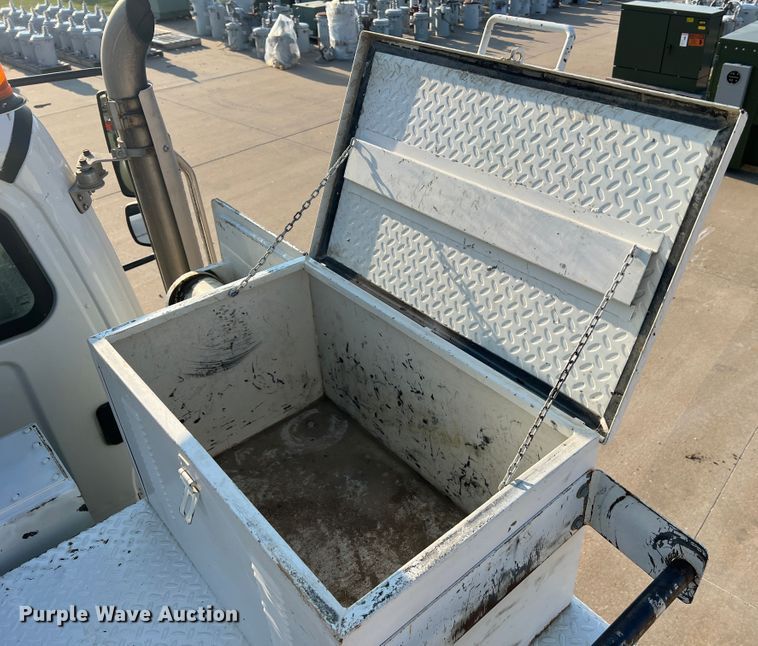 image for item MR9882 2016 Freightliner Business Class M2  digger derrick truck