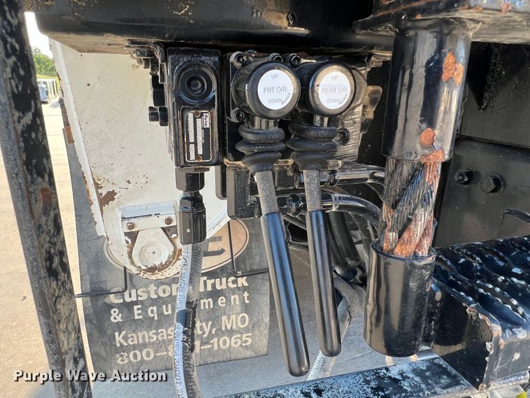 image for item MR9882 2016 Freightliner Business Class M2  digger derrick truck