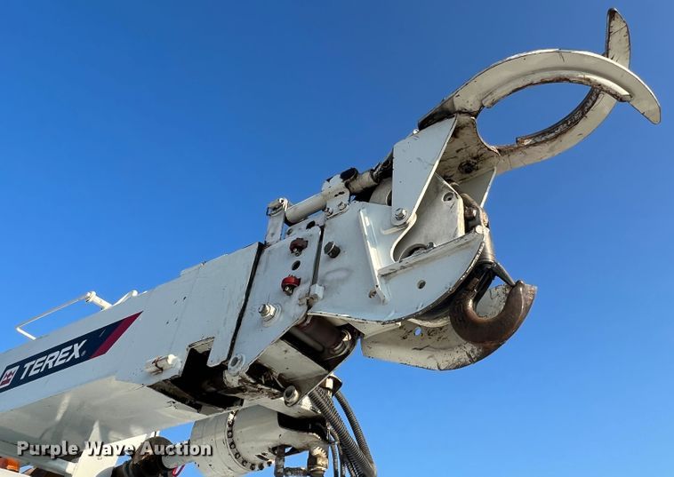 image for item MR9882 2016 Freightliner Business Class M2  digger derrick truck