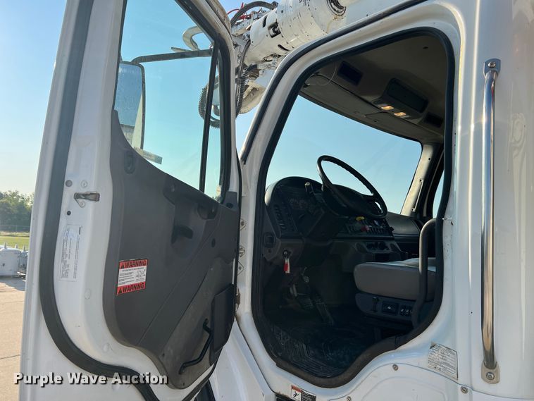 image for item MR9882 2016 Freightliner Business Class M2  digger derrick truck