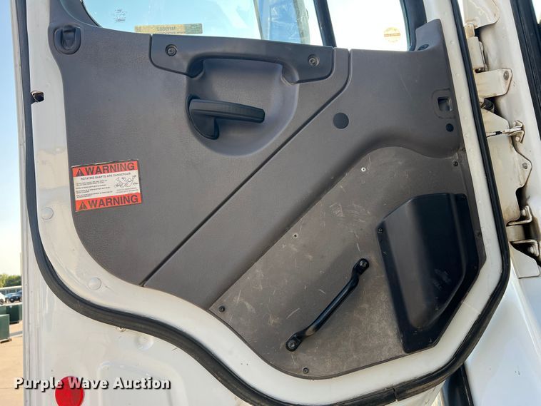 image for item MR9882 2016 Freightliner Business Class M2  digger derrick truck