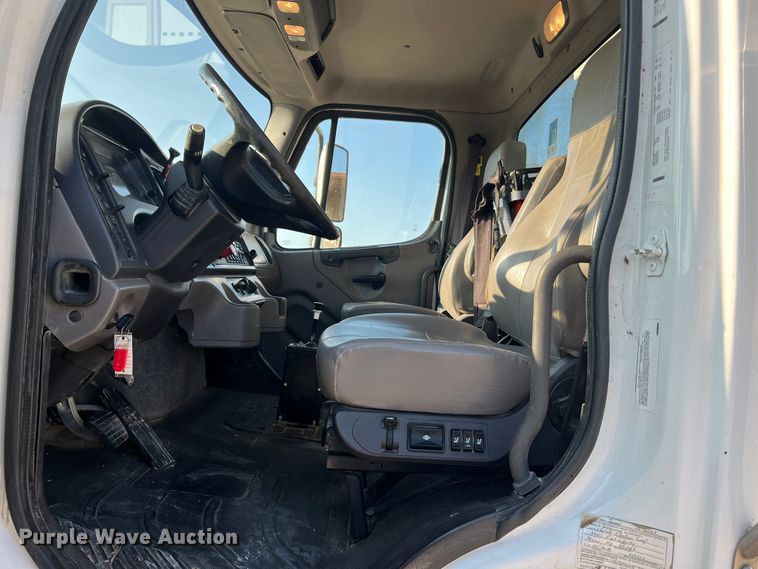 image for item MR9882 2016 Freightliner Business Class M2  digger derrick truck