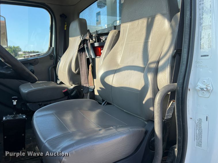 image for item MR9882 2016 Freightliner Business Class M2  digger derrick truck