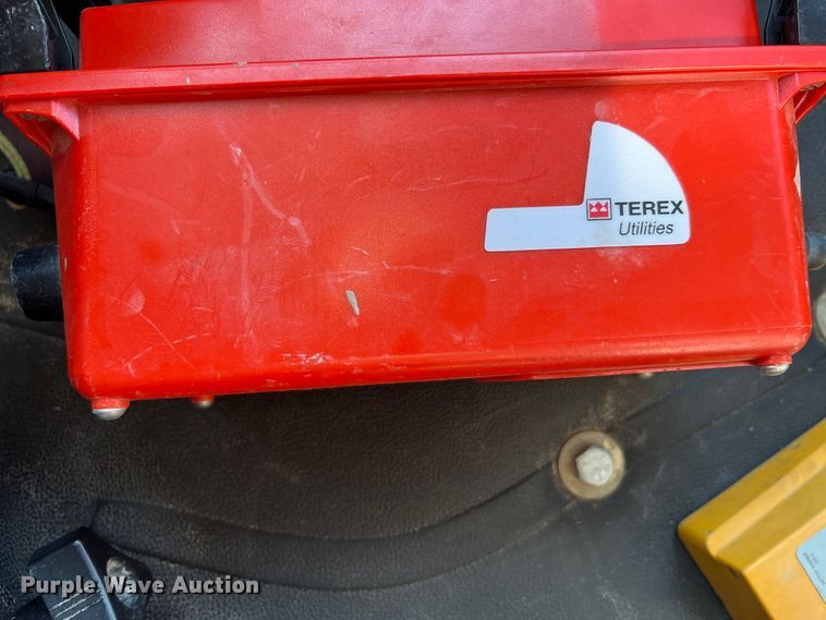 image for item MR9882 2016 Freightliner Business Class M2  digger derrick truck