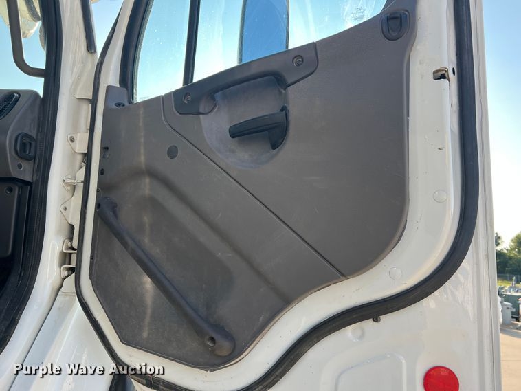 image for item MR9882 2016 Freightliner Business Class M2  digger derrick truck