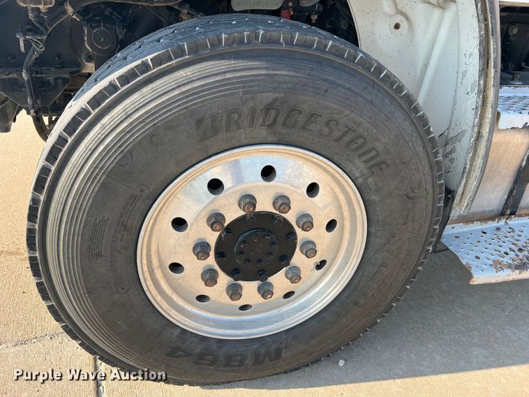 image for item MR9882 2016 Freightliner Business Class M2  digger derrick truck