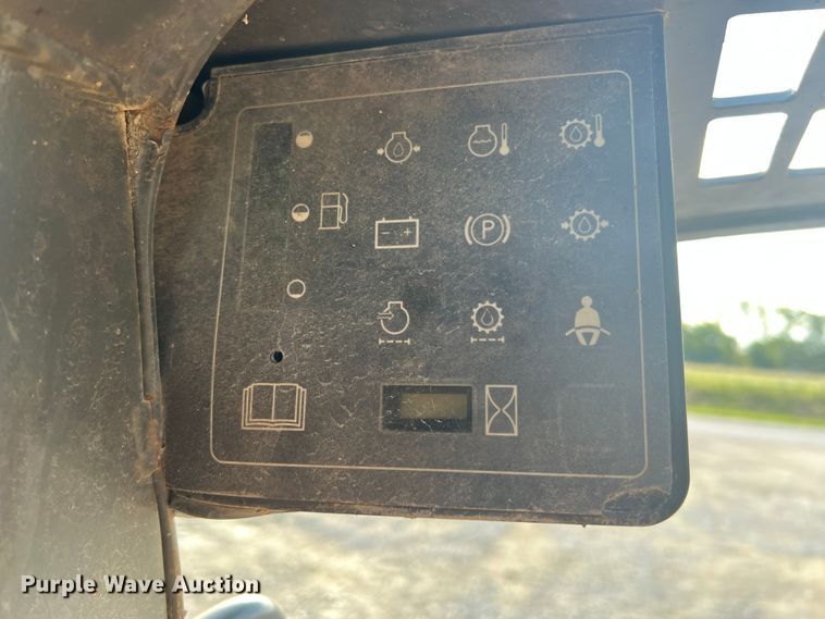 image for item MR9892 2001 Case 90XT  skid steer loader