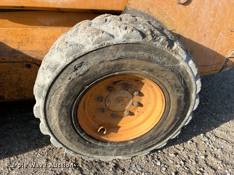 image for item MR9892 2001 Case 90XT  skid steer loader