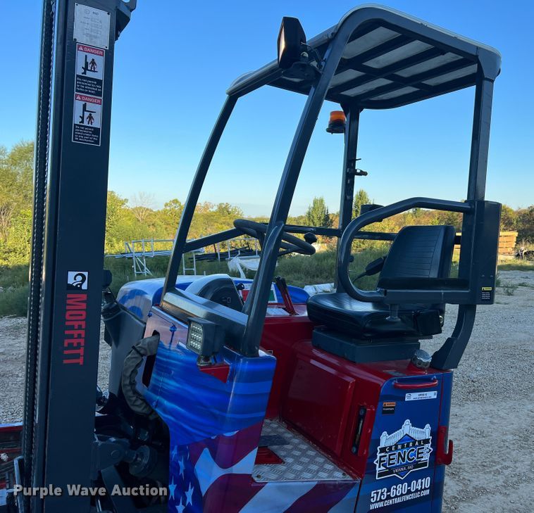 image for item MR9916 2005 Moffett M55  forklift