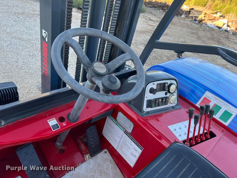 image for item MR9916 2005 Moffett M55  forklift