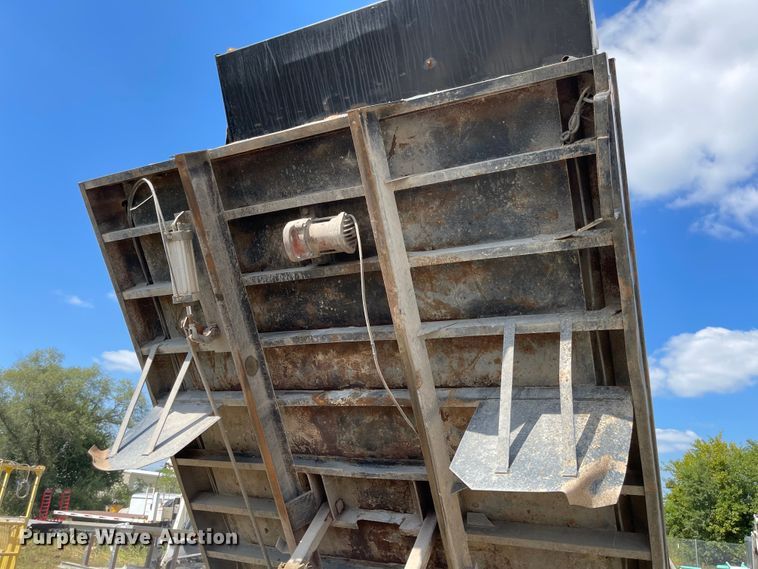 image for item MU9248 2002 Ford F750 Super Duty XL  dump truck