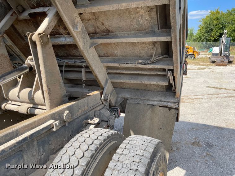 image for item MU9248 2002 Ford F750 Super Duty XL  dump truck