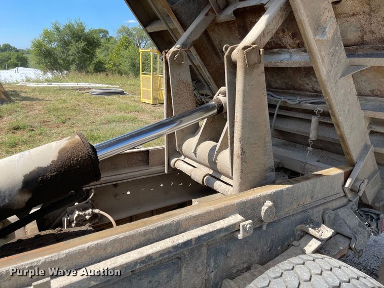 image for item MU9248 2002 Ford F750 Super Duty XL  dump truck