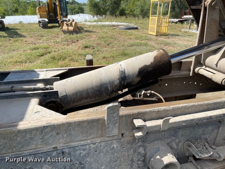 image for item MU9248 2002 Ford F750 Super Duty XL  dump truck