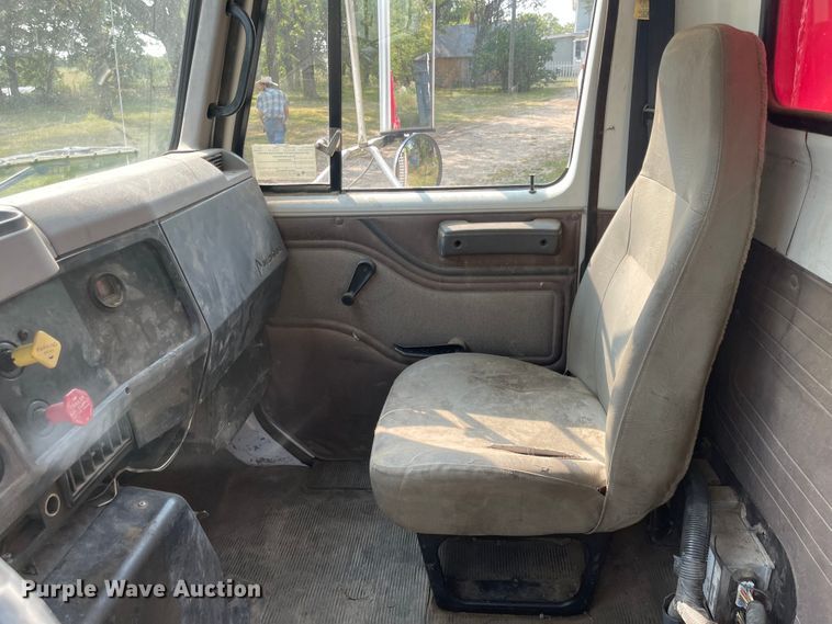 image for item MU9262 1998 International 4900  dump truck