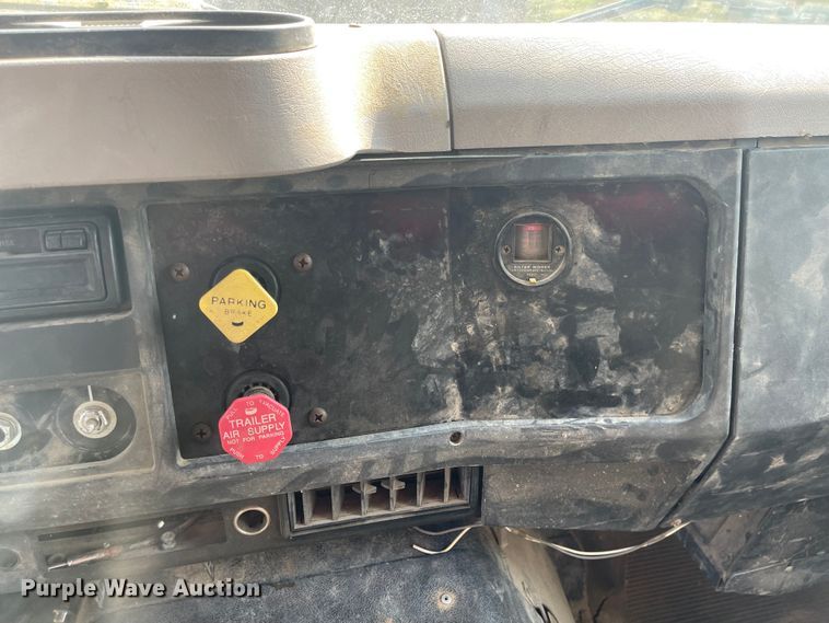 image for item MU9262 1998 International 4900  dump truck