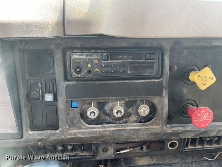 image for item MU9262 1998 International 4900  dump truck