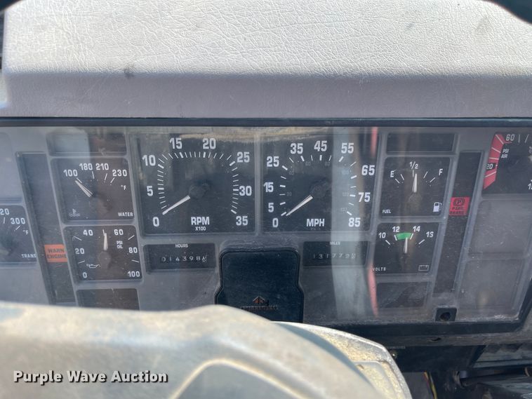 image for item MU9262 1998 International 4900  dump truck