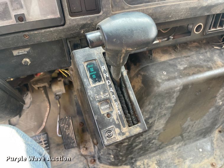 image for item MU9262 1998 International 4900  dump truck