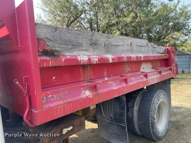 image for item MU9262 1998 International 4900  dump truck